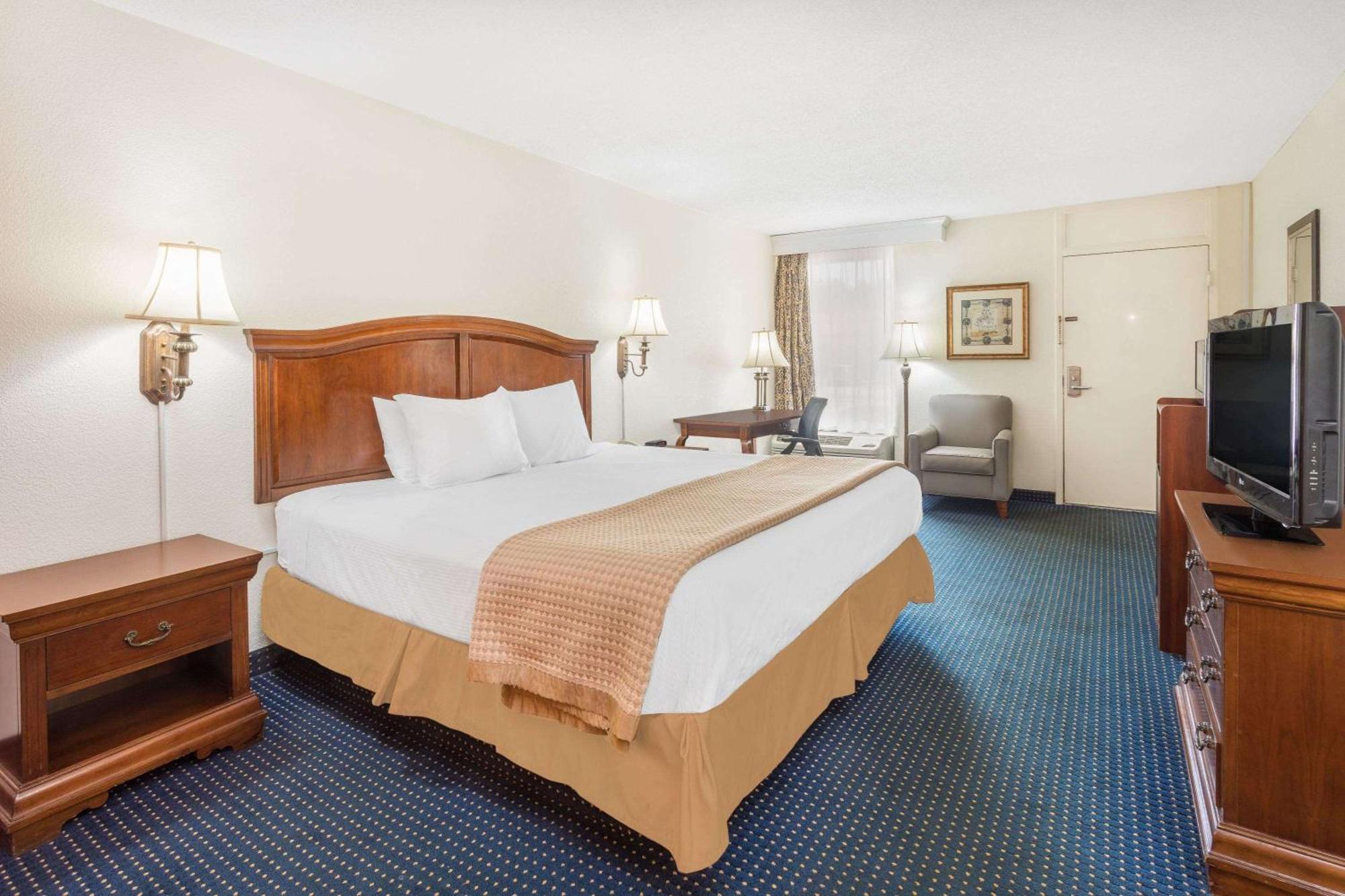 Baymont By Wyndham Rocky Mount I-95 Hotel Kültér fotó