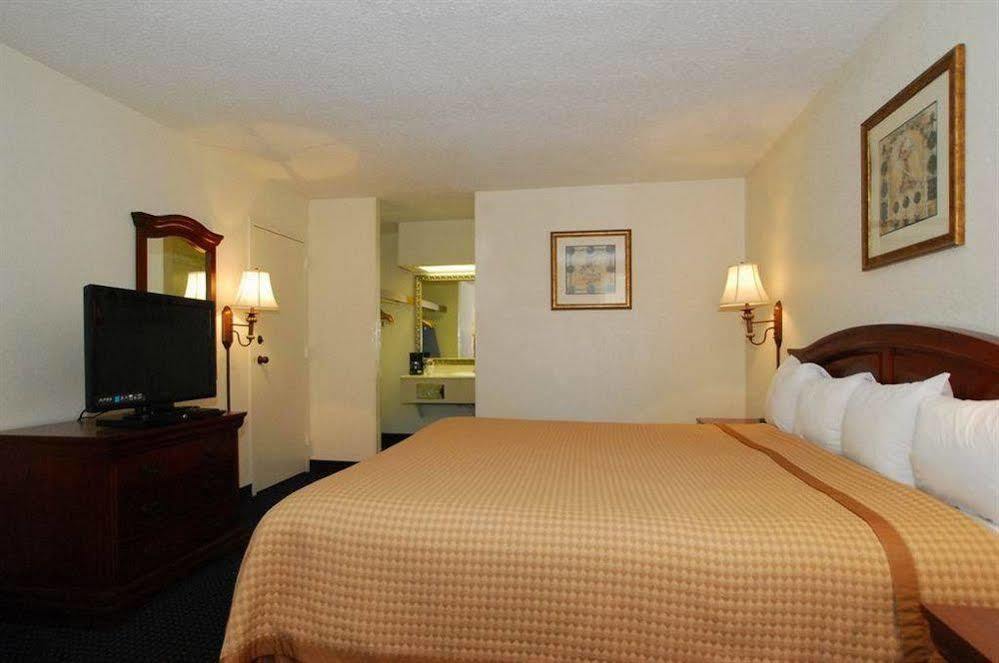 Baymont By Wyndham Rocky Mount I-95 Hotel Kültér fotó
